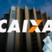 Prédio da Caixa com logo centralizado e notas de cem reais no canto inferior direito