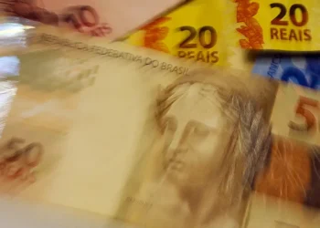 Notas do Banco Central do Brasil mostrando cédulas de 50 e 20 reais com foco no valor do FGC.