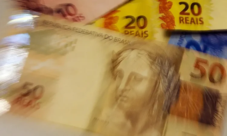 Você é cliente do Will Bank? FGC vai pagar até R$ 1 mil para 6 milhões de usuários 1 Notas do Banco Central do Brasil mostrando cédulas de 50 e 20 reais com foco no valor do FGC.
