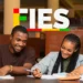 Dois jovens sorrindo estudam lado a lado em uma mesa de biblioteca com livros abertos e logo do FIES ao fundo