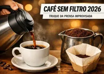 Mão despejando café quente em xícara ao lado de coador improvisado e pó de café