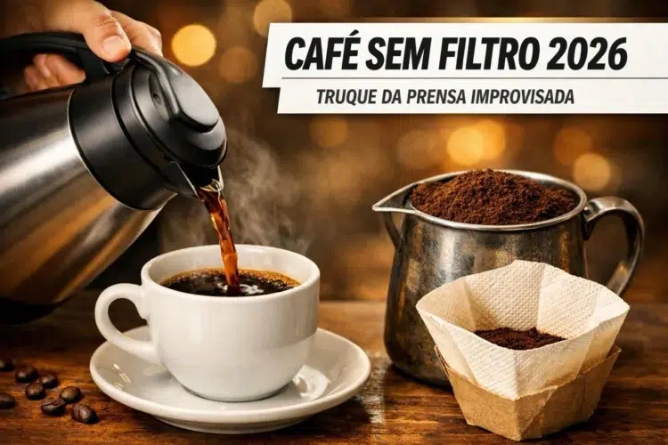 Mão despejando café quente em xícara ao lado de coador improvisado e pó de café