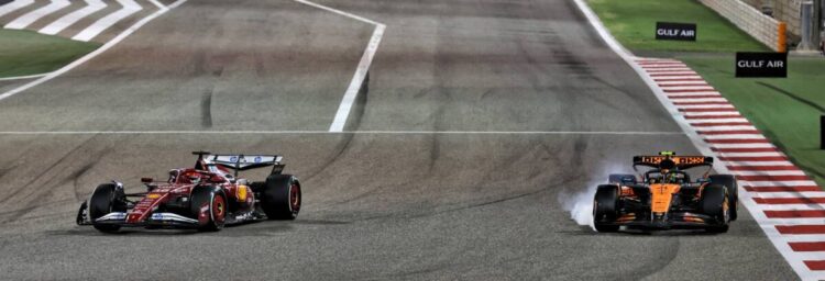 F1 pré-temporada no Bahrein: horários e onde assistir aos testes 1 Visão ampla de dois carros de Fórmula 1, um da Ferrari e outro da McLaren, acelerando na reta principal do circuito de Sakhir durante os testes de pré-temporada.