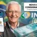 Idoso sorridente segura celular com app do INSS ao lado de cédulas de R$ 100 e documento previdenciário