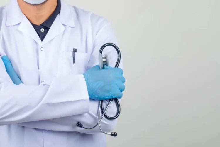 Mais Médicos Especialistas: prazo de inscrição vai até quinta-feira, 19 de fevereiro 1 Médico com jaleco branco e estetoscópio nas mãos representando o programa Mais Médicos Especialistas com inscrições até 19 de fevereiro.