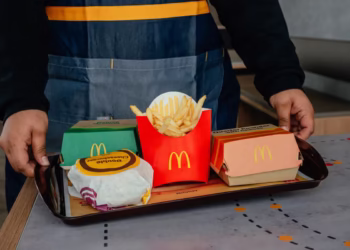 Rede de fast food testa ajustes no cardápio para consumidores que utilizam medicamentos GLP-1 para perda de peso.