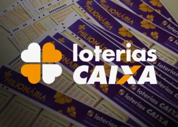 Diversos bilhetes e volantes da loteria Caixa Milionária espalhados em mesa