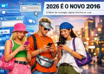 Três jovens usando roupas coloridas de estilo retrô, focados em seus celulares sob telas digitais ao fundo