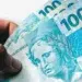 Começa o pagamento do novo salário mínimo nesta segunda; veja valor 15 Cédulas de real representando o início do pagamento do novo salário mínimo no Brasil