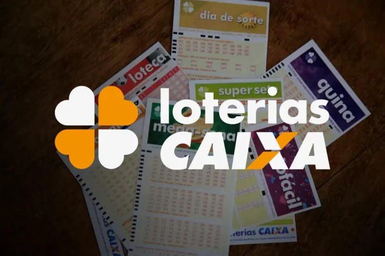 Lotofácil: A estratégia de repetir os números do último sorteio realmente funciona? 1 Diversos volantes de loterias Caixa espalhados sobre mesa de madeira, incluindo Lotofácil