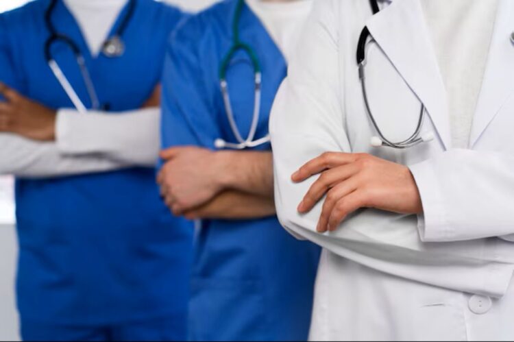 "OAB dos médicos": Senado aprova prova que vai testar profissionais da saúde 1 Equipe de médicos e enfermeiros em ambiente hospitalar, representando profissionais da saúde que poderão ser avaliados por exame nacional aprovado no Senado.