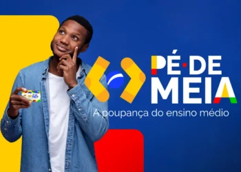 Estudante segurando cartão do Pé-de-Meia com expressão pensativa e logo do programa.