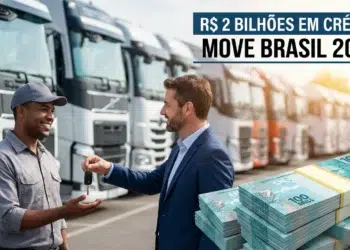 Homem sorridente recebe chave de caminhão em pátio com frotas e pilha de notas de R$ 100 ao lado.