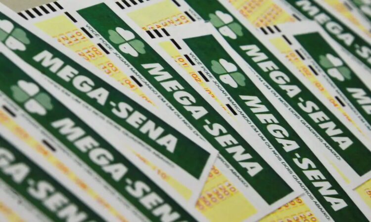 Quer ganhar R$ 145 milhões? Mega-Sena acumula e mostra como fazer sua aposta 1 Volantes da Mega-Sena dispostos em sequência, representando apostas para concorrer ao prêmio acumulado de R$ 145 milhões.