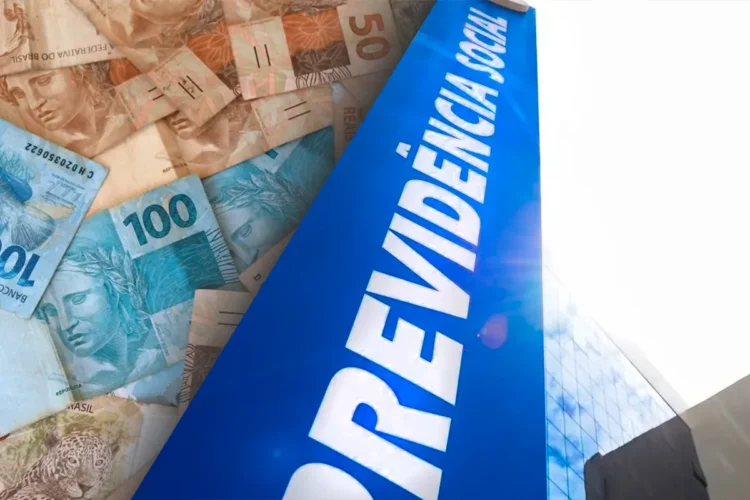 Aposentados e pensionistas: INSS realizou ressarcimento para mais de 4,2 milhões 1 Dinheiro em notas de 50 e 100 reais ao lado de painel azul escrito Previdência Social
