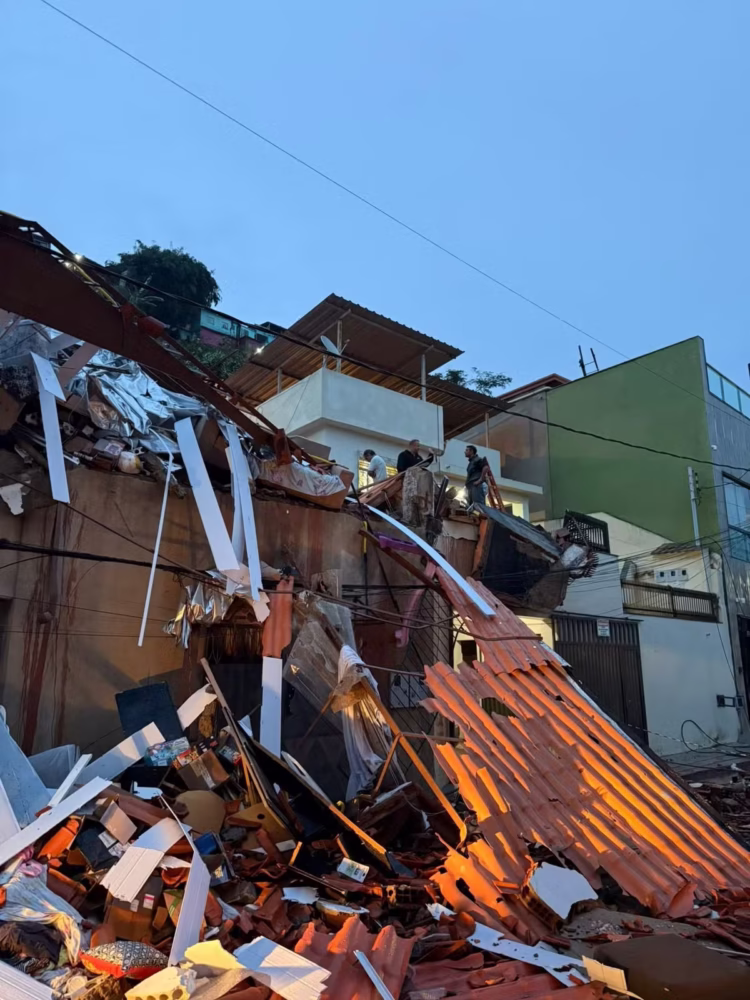 Destruição em Juiz de Fora e Ubá, MG, após chuva intensa; veja as fotos 1 Rua Nicolau Capelli com acúmulo de água após forte chuva, dificultando a passagem de veículos e pedestres.