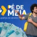 Jovem com mochila amarela sorrindo e apontando para logomarca do Pé-de-Meia ao lado de notas de 100 reais