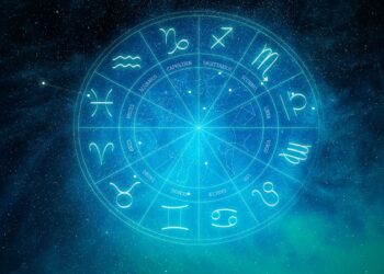 Ilustração de uma roda do zodíaco em azul neon sobre um fundo de galáxia com estrelas e nebulosas. O círculo contém os símbolos dos 12 signos astrológicos, como Áries, Touro e Gêmeos, organizados de forma simétrica com seus respectivos nomes em inglês escritos em letras finas e elegantes.