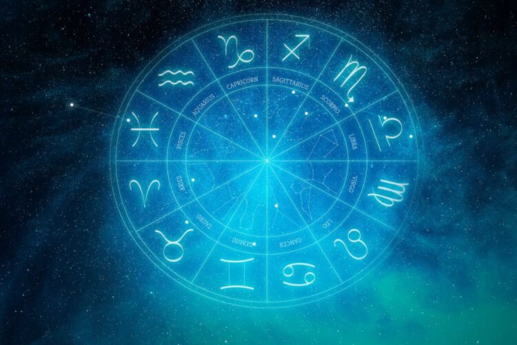 Ilustração de uma roda do zodíaco em azul neon sobre um fundo de galáxia com estrelas e nebulosas. O círculo contém os símbolos dos 12 signos astrológicos, como Áries, Touro e Gêmeos, organizados de forma simétrica com seus respectivos nomes em inglês escritos em letras finas e elegantes.