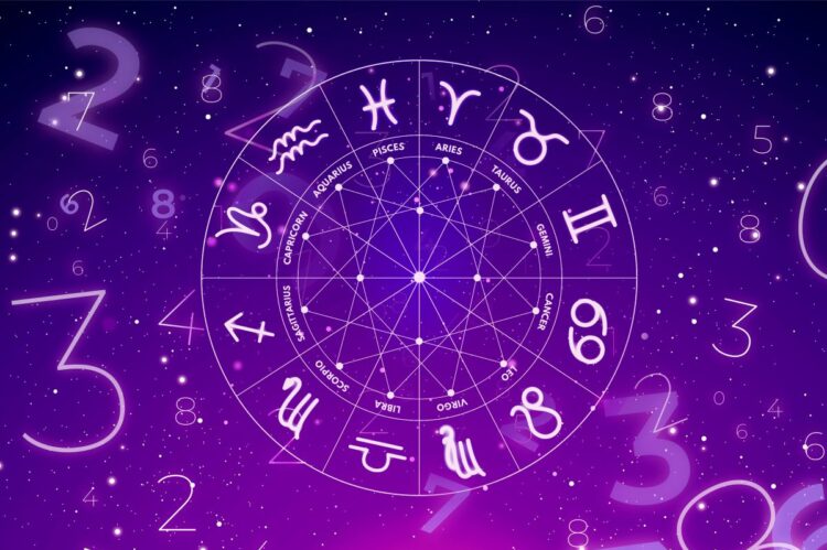 Ranking do Zodíaco: Os 5 signos que mais precisam de silêncio para recarregar as energias 1 Ilustração mística de uma roda do zodíaco com os doze signos astrológicos em branco sobre um fundo roxo estrelado, cercada por números flutuantes e constelações.