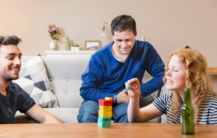 10 sintomas do autismo que você pode ainda não ter notado na vida adulta 1 Adulto autista interagindo socialmente mostrando características do espectro autista na vida adulta