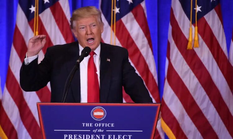 Produtos brasileiros livres do tarifaço de Trump; veja a lista 1 O Presidente Donald Trump em um púlpito com o selo presidencial, falando ao microfone com várias bandeiras dos Estados Unidos ao fundo.