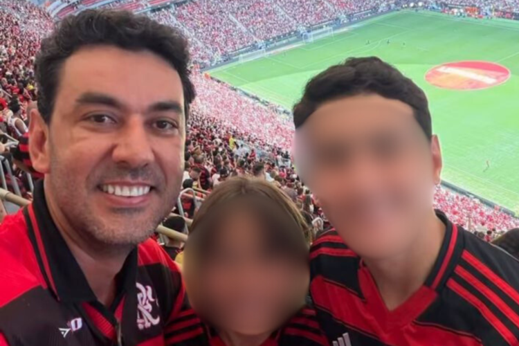Tragédia familiar em GO: secretário mata filhos e posta carta de despedida antes de tirar a própria vida 1 Três torcedores sorrindo com camisas do Flamengo em arquibancada de estádio