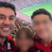 Três torcedores sorrindo com camisas do Flamengo em arquibancada de estádio