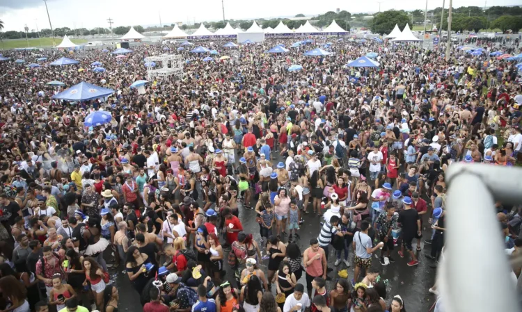 Carnaval 2026: Rodízio de veículos será interrompido; veja os dias 1 Centenas de pessoas fantasiadas se reúnem ao ar livre para festejar Carnaval, ocupando as avenidas de São Paulo