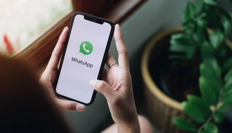 Novidade no WhatsApp: troca de cor e ícone confirmada, mas há um detalhe 1 Aplicativo WhatsApp aberto em smartphone exibindo nova identidade visual com possível mudança de cor e ícone.