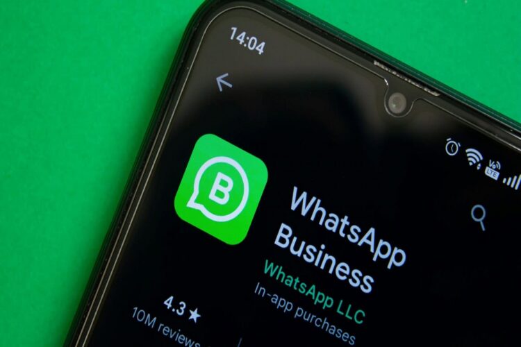 WhatsApp Business lança IA Agêntica Brasil para revolucionar atendimento ao cliente 1 Smartphone exibe tela inicial do WhatsApp Business com destaque para o logo e avaliações.