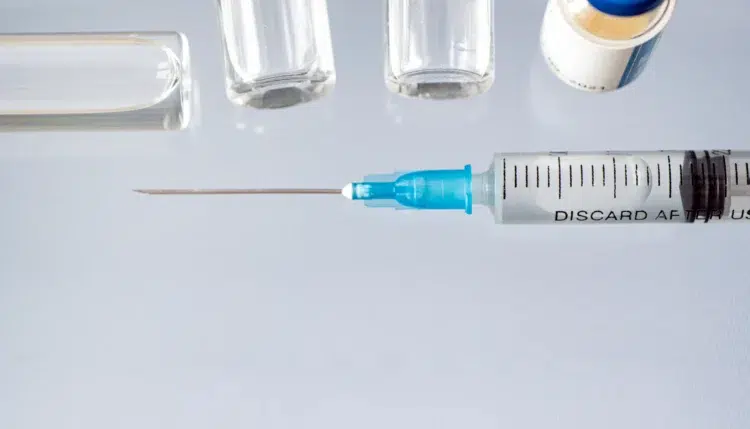 Novos remédios para diabetes, câncer de mama e angioedema são aprovados pela Anvisa 2 Seringa preenchida ao lado de frascos transparentes sobre superfície clara