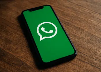 Tela de celular com o logo do WhatsApp.