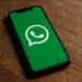WhatsApp libera conversa com quem não tem conta no app; veja como funciona 12 Tela de celular com o logo do WhatsApp.