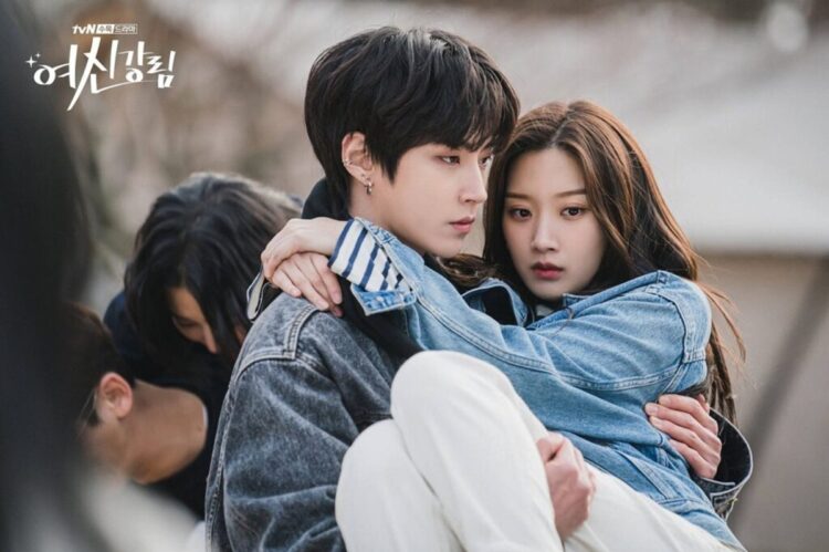 Para maratonar no 8 de março: doramas que mostram como as mulheres são as verdadeiras heroínas de suas próprias 1 Jovem segura colega no colo com olhar protetor, ambos usam jaquetas jeans ao ar livre.