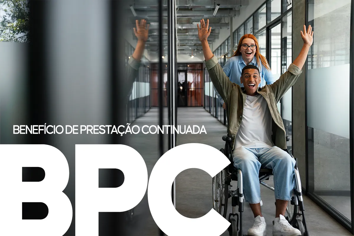 Beneficiários do BPC recebem a partir de 25 de março - algumas cidades terão pagamentos antecipados! 2 Homem sorrindo em cadeira de rodas com braços levantados e mulher atrás comemorando
