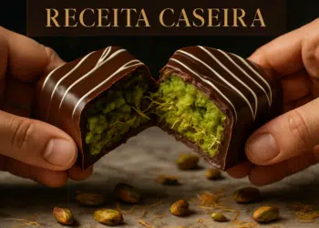 Doce de chocolate recheado com pistache partido ao meio