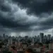 22 estados estão sob alerta de chuvas intensas nesta quinta, 19 13 Tempestade com relâmpago e chuva sobre cidade com prédios altos