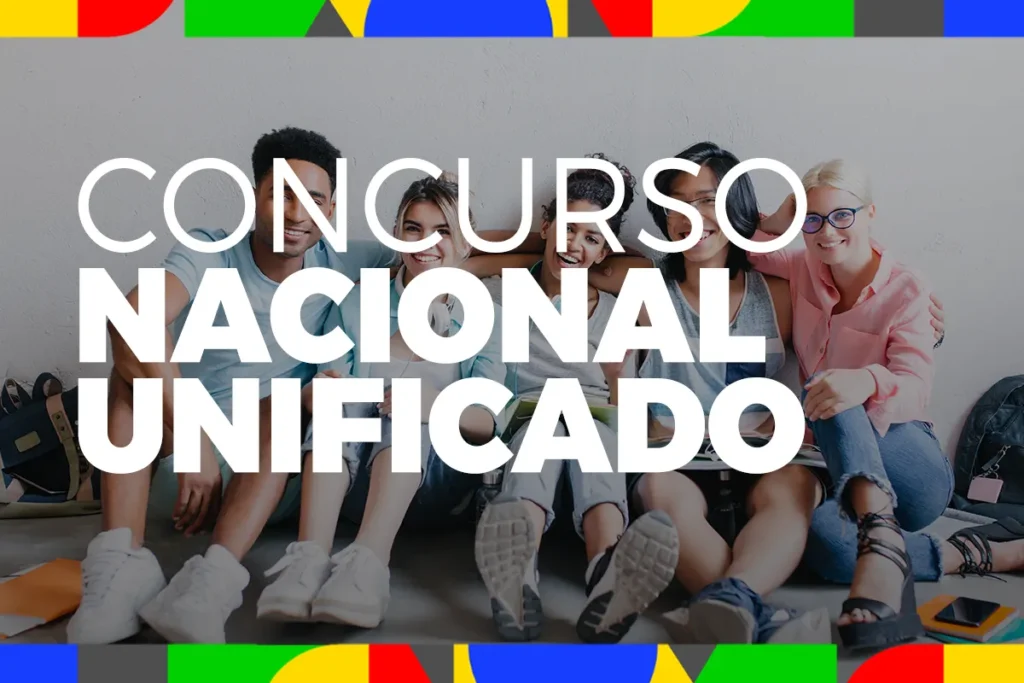 CNU: 99% dos candidatos confirmam interesse nas vagas e classificação final será divulgada na segunda (16/03) 2 Jovens sorrindo sentados no chão com mochilas e livros ao redor, estudando juntos.