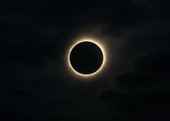 Eclipse solar total com a coroa solar visível