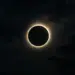 Eclipse solar total com a coroa solar visível