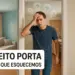 Homem parado em uma porta com expressão confusa, tocando a cabeça