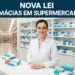 Farmacêutica atrás do balcão em farmácia dentro de supermercado com prateleiras ao fundo