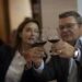 Casal brindando com taças de vinho tinto