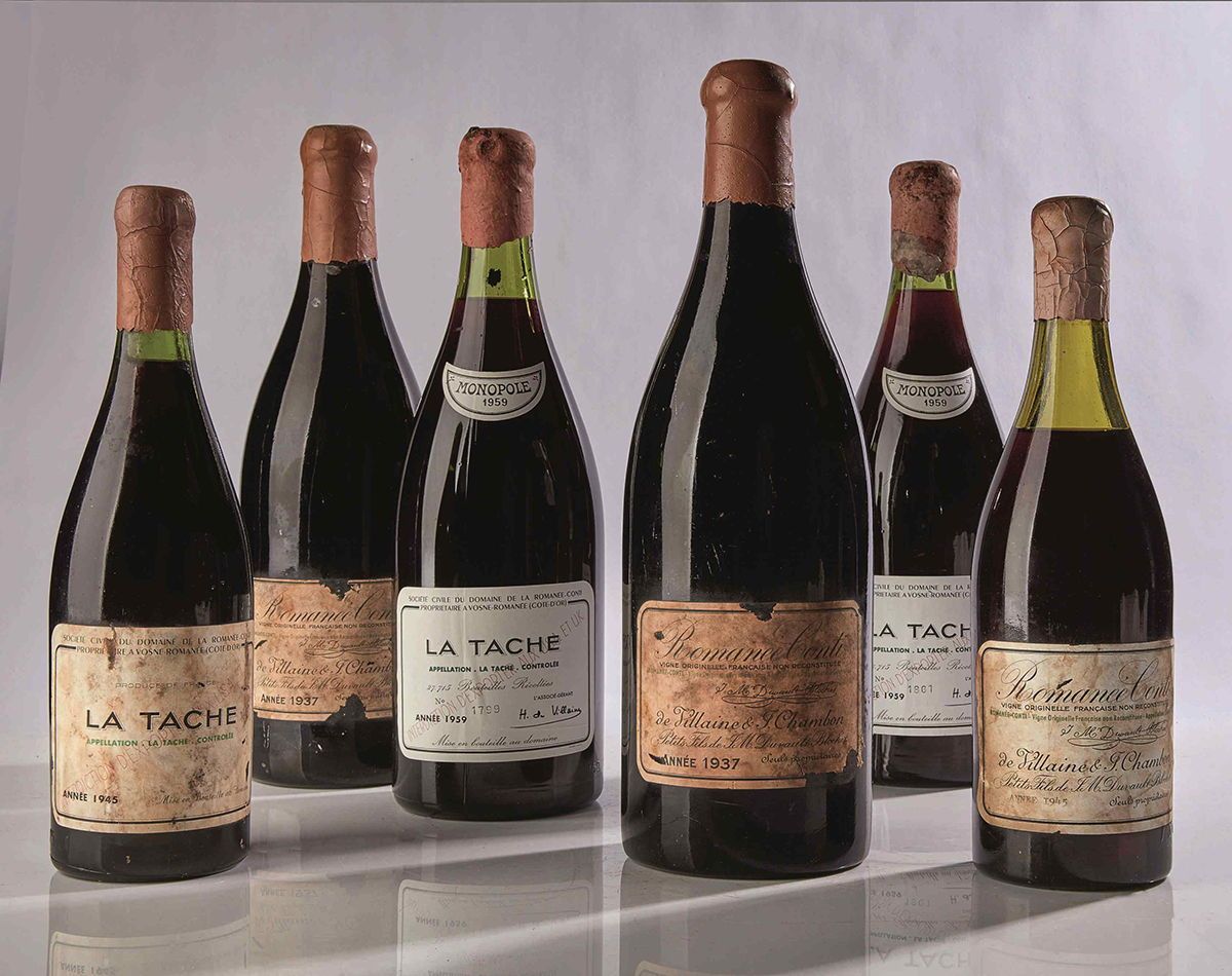 Garrafa de vinho francês de 1945 bate recorde e é vendida pelo maior valor da história 2 Seis garrafas antigas de vinho francês expostas sobre superfície clara