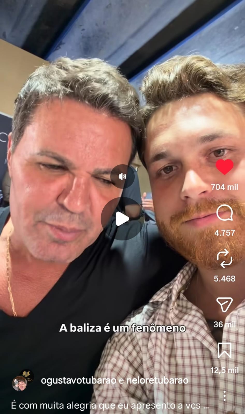 Eduardo Costa adquire vaca Nelore avaliada em R$ 2 milhões ao lado de influenciador 2 Gustavo Tubarão e Eduardo Costa tirando selfie próximos um do outro, sorrindo levemente em ambiente interno