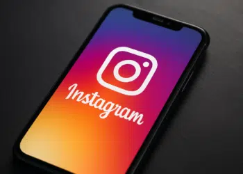 Tela de celular exibindo o logo do Instagram