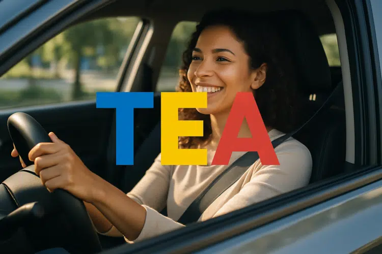 IPVA gratuito para pessoas com TEA; veja o que fazer para conseguir a isenção 1 Mulher sorridente dirigindo um carro com as letras TEA coloridas na frente.