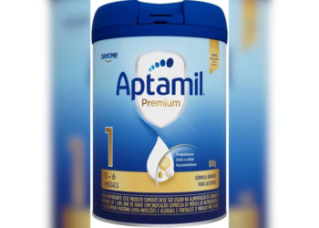 Lata de fórmula infantil Aptamil Premium 1 destacando informações para bebês de 0 a 6 meses