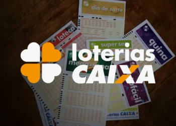 Volantes das loterias Caixa dispostos sobre mesa com logotipo centralizado.